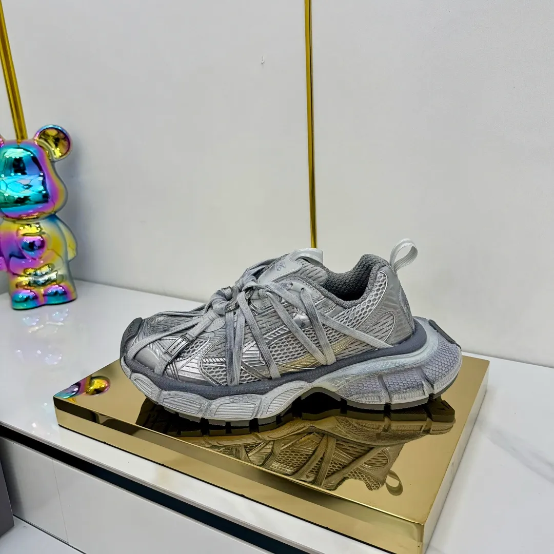 👟👟Ex-factory price 820👟👟 Balenciaga Balenciaga's latest popular 9th generation 3XL Sneaker Spider-Man series, couple's dad shoes, original purchase, development and production. Balenciaga 3XL Sneaker's overall shoe shape draws on the creative ideas of Balenciaga Track and Balenciaga Runner. It is equivalent to removing the outer frame of the Track shoe body while inheriting the streamlined shape and shape of the Runner. Track flat toe, new color matching, the entire shoe body is integrated into the spider binding shoelace design decoration, the exaggerated shape is more prominent. Fabric: original customized imported technical fabric + mesh inner lining: original customized breathable mesh lining. Outsole: original molded 5-layer ultra-light MD combination rubber sole. Bottom thickness: 5CM. Size: 35-45. Original packaging.